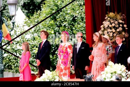 Brüssel, Belgien. Juli 2020. König Filip, Königin Mathilde, Prinzessin Elisabeth, Prinz Gabriël, Prinz Emmanuel und Prinzessin Eléonore von Belgien am Paleizenplein in Brussel, am 21. Juli 2020, um an der feierlichen Feier anlässlich des Nationaltages von BelgienCredit: Albert Nieboer/ Netherlands OUT/Point de Vue OUT  /dpa/Alamy Live News Stockfoto