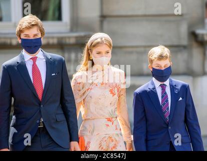 Brüssel, Belgien. Juli 2020. Prinzessin Elisabeth, Prinz Gabri?l und Prinz Emmanuel von Belgien am Paleizenplein in Brussel, am 21. Juli 2020, um an der feierlichen Feier anlässlich des Nationaltages von Belgien teilzunehmen.Quelle: Albert Nieboer/ Netherlands OUT/Point de Vue OUT  /dpa/Alamy Live News Stockfoto