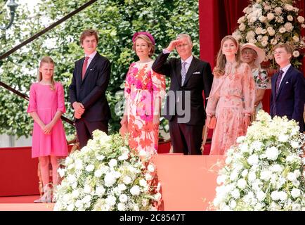Brüssel, Belgien. Juli 2020. König Filip, Königin Mathilde, Prinzessin Elisabeth, Prinz Gabriël, Prinz Emmanuel und Prinzessin Eléonore von Belgien am Paleizenplein in Brussel, am 21. Juli 2020, um an der feierlichen Feier anlässlich des Nationaltages von BelgienCredit: Albert Nieboer/ Netherlands OUT/Point de Vue OUT  /dpa/Alamy Live News Stockfoto