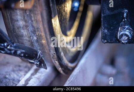 16. Juli 2020, Mecklenburg-Vorpommern, Mukran: Der Unterboden einer 181 gebauten Elektrolok der Baureihe 1972 befindet sich in der Reparaturwerkstatt der Baltic Port Services GmbH (BPS). In der Werkstatt, die 1986 von der Deutschen Reichsbahn eröffnet wurde, wurden Schienenfahrzeuge, die von der Eisenbahnfähre kommen, von der 1520 Millimeter breiten russischen Breitspur auf die im übrigen Europa übliche Standardspur umgemessen. Die Werkstatt, die 2014 von der heutigen Firma Enon mit Sitz in Putlitz, Brandenburg, übernommen wurde, saniert alte Lokomotiven und Eisenbahnwaggons für den Einsatz durch private Bahnunternehmen. Pho Stockfoto