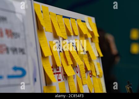 Seoul / Südkorea /Juli 12 2020: Nachrichten auf Notizen, um ihre Trauer und ihr Beileid über Seoul Mayor Park Won-soon auszudrücken, vergingen Stockfoto