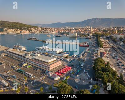 Split, Kroatien - August 15 2018: Luftbild des Hafens von Split, mit Blick auf die Stadt mit dem Fährterminal, Hafengebäuden und dem Bahnhof Stockfoto