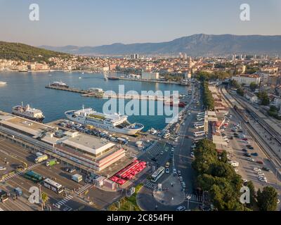 Split, Kroatien - August 15 2018: Luftbild des Hafens von Split, mit Blick auf die Stadt mit dem Fährterminal, Hafengebäuden und dem Bahnhof Stockfoto