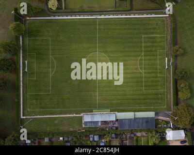 Bourne, Großbritannien - Oktober 13 2018: Ein Luftbild des Fußballplatzes von Bourne Town, das vor dem Start am frühen Morgen eines Spieltages aufgenommen wurde. Stockfoto