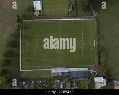 Bourne, Großbritannien - Oktober 13 2018: Ein Luftbild des Fußballplatzes von Bourne Town, das vor dem Start am frühen Morgen eines Spieltages aufgenommen wurde. Stockfoto