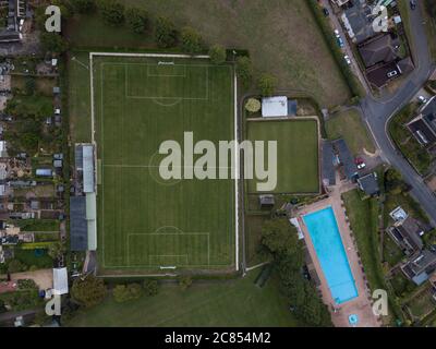 Bourne, Großbritannien - Oktober 13 2018: Ein Luftbild des Fußballplatzes von Bourne Town, das vor dem Start am frühen Morgen eines Spieltages aufgenommen wurde. Stockfoto