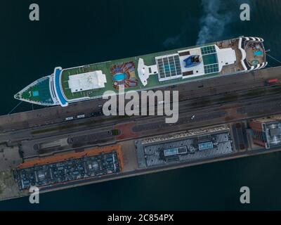 Kopenhagen Dänemark - Dezember 23 2018: Ein Luftbild P&O Kreuzfahrtschiff Aurora dockte in den Hafen von Kopenhagen in Dänemark während Weihnachten Stockfoto