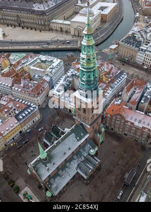 Kopenhagen, Dänemark - Dezember 24 2018: Luftaufnahme des Nikolaj Kunsthal Contemporary Arts Centre, untergebracht in der alten Kirche des Hl. Nikolaus Stockfoto