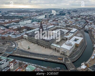 Kopenhagen, Dänemark - Dezember 24 2018: Ein Winterluftfoto von Kopenhagen, das den Palast Christiansborg zeigt, Heimat der dänischen Regierung. Stockfoto