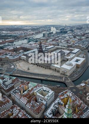 Kopenhagen, Dänemark - Dezember 24 2018: Ein Winterluftfoto von Kopenhagen, das den Palast Christiansborg zeigt, Heimat der dänischen Regierung. Stockfoto