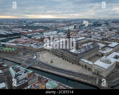 Kopenhagen, Dänemark - Dezember 24 2018: Ein Winterluftfoto von Kopenhagen, das den Palast Christiansborg zeigt, Heimat der dänischen Regierung. Stockfoto