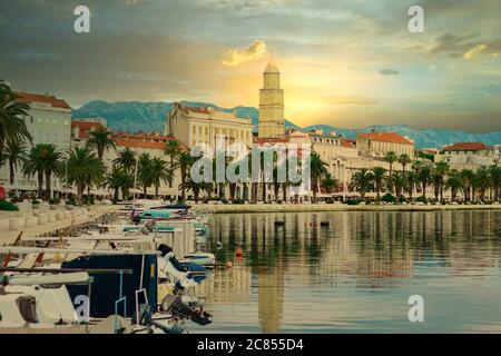 Blick auf die Stadt Split, Kroatien, St. dominus Glockenturm steigt über den Gebäuden während eines goldenen Sonnenuntergangs Stockfoto