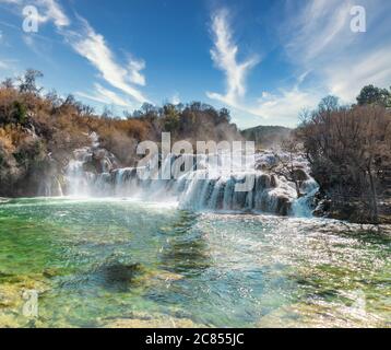 Wunderschöner, massiver Wasserfall 'Skardinski buk' am Fluss Krka, Kroatien. Magischer Wasserfall in einem Nationalpark, einem beliebten Reiseziel für Touristen Stockfoto