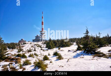 Funkantenne Architektur Turm auf dem schneebedeckten Brocken Berg. Stockfoto