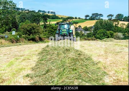 Timoleague, West Cork, Irland. Juli 2020. An einem Tag mit heißem, sonnigem Wetter und hohen 22 Grad Celsius, Michael und Richard McCarthy Ballensilage auf ihrer Farm in Timoleague, West Cork. Quelle: AG News/Alamy Live News. Stockfoto