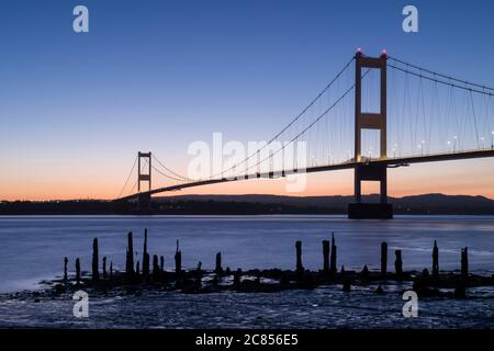 Die Severn Bridge über den Fluss Severn zwischen England und Wales bei Aust, Gloucestershire, England. Stockfoto