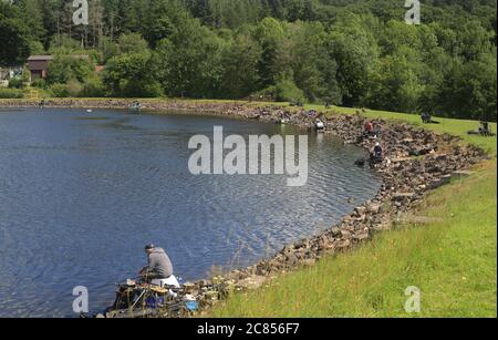 Angler Angeln in Trimpley Reservoir, Worcestershire, England, Großbritannien. Stockfoto