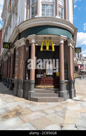 London, Großbritannien. Juli 2020. American Fast Food Company, McDonald's Restaurant gesehen in Soho, London.McDonald's öffnet 700 Restaurants für Abendessen-in morgen mit Lebensmitteln nur durch Tischservice serviert und alle Kunden gebeten, ihre Kontaktdaten zu hinterlassen. Kredit: SOPA Images Limited/Alamy Live Nachrichten Stockfoto