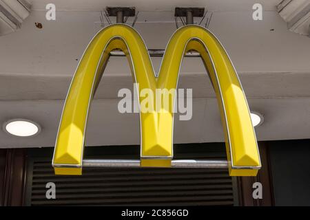 London, Großbritannien. Juli 2020. American Fast Food Company, McDonald's Logo in Soho, London.McDonald's öffnet 700 Restaurants für Abendessen-in morgen mit Lebensmitteln nur durch Tisch-Service serviert und alle Kunden gebeten, ihre Kontaktdaten zu hinterlassen. Kredit: SOPA Images Limited/Alamy Live Nachrichten Stockfoto