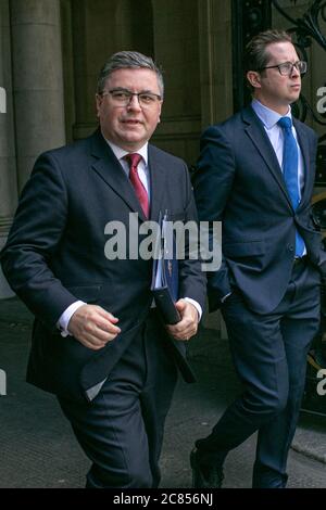 WESTMINSTER LONDON, GROSSBRITANNIEN. Juli 2020. Robert Buckland (L) Justizminister, als sie nach einem morgendlichen Kabinettstreffen in die Downing Street 10 zurückkehren.das Geheimdienst- und Sicherheitskomitee hat den lang verzögerten Bericht über Russlands Einmischung in die britische Politik veröffentlicht. Kredit: amer ghazzal/Alamy Live Nachrichten Stockfoto