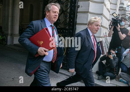 WESTMINSTER LONDON, GROSSBRITANNIEN. Juli 2020. Der britische Premierminister Boris Johnson( R) geht mit Alister Jack Secretary of State for Scotland (L), als sie nach einem morgendlichen Kabinettstreffen in die Downing Street 10 zurückkehren.das Geheimdienst- und Sicherheitskomitee hat den lang verzögerten Bericht über Russlands Einmischung in die britische Politik veröffentlicht. Kredit: amer ghazzal/Alamy Live Nachrichten Stockfoto