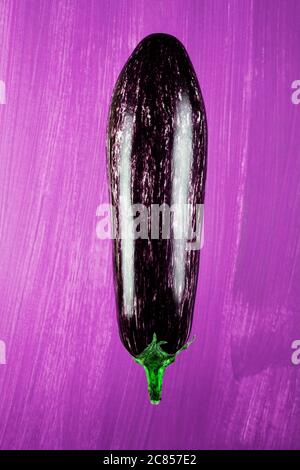 Frische Aubergine, auf rosa Hintergrund Stockfoto