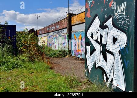 Verlassene Gebäude und Container mit Graffiti Stockfoto