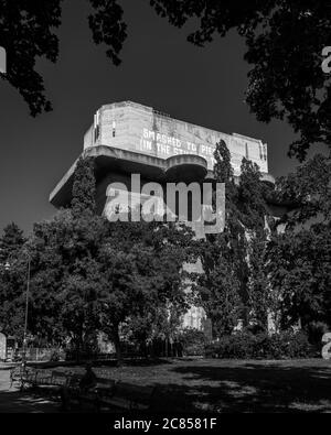 Wien, Österreich - 25. Juni 2020: Luftabwehrturm des Zweiten Weltkriegs im Arenbergpark, dem größten seiner Art in Wien. Stockfoto