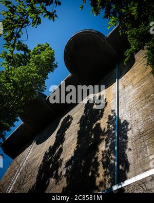 Wien, Österreich - 25. Juni 2020: Luftabwehrturm des Zweiten Weltkriegs im Arenbergpark, dem größten seiner Art in Wien. Stockfoto