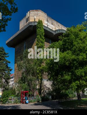 Wien, Österreich - 25. Juni 2020: Luftabwehrturm des Zweiten Weltkriegs im Arenbergpark, dem größten seiner Art in Wien. Stockfoto