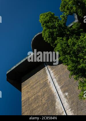 Wien, Österreich - 25. Juni 2020: Luftabwehrturm des Zweiten Weltkriegs im Arenbergpark, dem größten seiner Art in Wien. Stockfoto