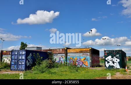 Verlassene Gebäude und Container mit Graffiti Stockfoto