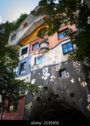 Wien, Österreich - 25. Juni 2020: Das Hundertwasser Haus an einem sonnigen Sommertag. Dieses Haus ist weltberühmt geworden wegen des Fehlens von geraden Linien Stockfoto