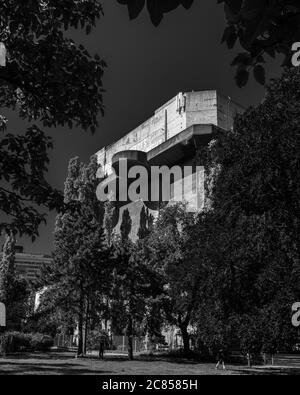 Wien, Österreich - 25. Juni 2020: Luftabwehrturm des Zweiten Weltkriegs im Arenbergpark, dem größten seiner Art in Wien. Stockfoto