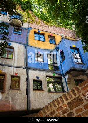 Wien, Österreich - 25. Juni 2020: Das Hundertwasser Haus an einem sonnigen Sommertag. Dieses Haus ist weltberühmt geworden wegen des Fehlens von geraden Linien Stockfoto