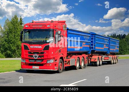 Roter, kundenspezifischer Scania R650 LKW von Kuljetus Ranta-Pere Oy vor Anhänger, der auf einem LKW-Stop-Hof geparkt ist. Forssa, Finnland. Juli 17, 2020. Stockfoto