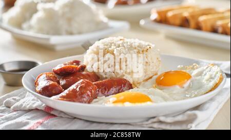 filipino Silog Frühstück mit Knoblauch gebratenen Reis, longsilog, und zwei sonnigen Seite up Eier Stockfoto