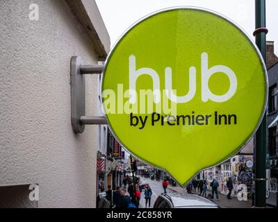 London, Großbritannien - November 03 2018: Ein Schild vor der Shoreditch-Lage des Hub Hotels, durch Premier Inn Stockfoto