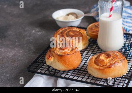Hausgemachte Hefegebäck mit Quark Füllung mit Milch. Stockfoto