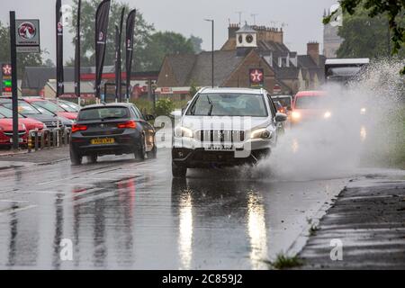 Cirencester, Großbritannien. Pendler bewältigen schreckliche Bedingungen auf den Straßen, wie sintflutartige regen schafft gefährliche Fahrbedingungen. Stockfoto