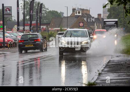 Cirencester, Großbritannien. Pendler bewältigen schreckliche Bedingungen auf den Straßen, wie sintflutartige regen schafft gefährliche Fahrbedingungen. Stockfoto