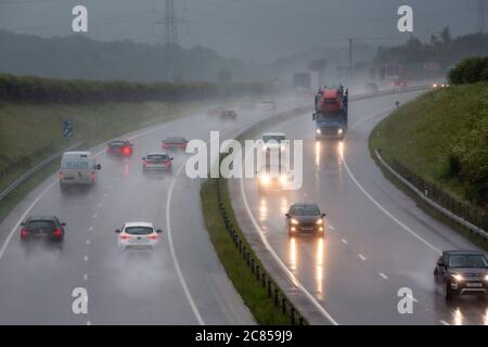 Cirencester, Großbritannien. Pendler bewältigen schreckliche Bedingungen auf den Straßen, wie sintflutartige regen schafft gefährliche Fahrbedingungen. Stockfoto