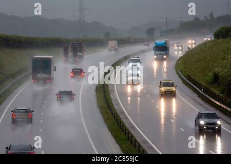 Cirencester, Großbritannien. Pendler bewältigen schreckliche Bedingungen auf den Straßen, wie sintflutartige regen schafft gefährliche Fahrbedingungen. Stockfoto