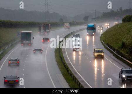 Cirencester, Großbritannien. Pendler bewältigen schreckliche Bedingungen auf den Straßen, wie sintflutartige regen schafft gefährliche Fahrbedingungen. Stockfoto