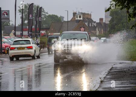 Cirencester, Großbritannien. Pendler bewältigen schreckliche Bedingungen auf den Straßen, wie sintflutartige regen schafft gefährliche Fahrbedingungen. Stockfoto