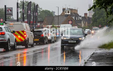 Cirencester, Großbritannien. Pendler bewältigen schreckliche Bedingungen auf den Straßen, wie sintflutartige regen schafft gefährliche Fahrbedingungen. Stockfoto