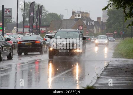 Cirencester, Großbritannien. Pendler bewältigen schreckliche Bedingungen auf den Straßen, wie sintflutartige regen schafft gefährliche Fahrbedingungen. Stockfoto