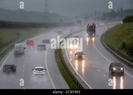 Cirencester, Großbritannien. Pendler bewältigen schreckliche Bedingungen auf den Straßen, wie sintflutartige regen schafft gefährliche Fahrbedingungen. Stockfoto