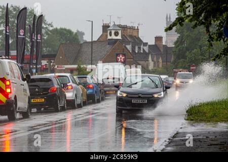 Cirencester, Großbritannien. Pendler bewältigen schreckliche Bedingungen auf den Straßen, wie sintflutartige regen schafft gefährliche Fahrbedingungen. Stockfoto