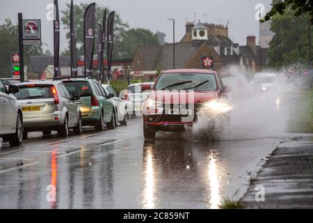 Cirencester, Großbritannien. Pendler bewältigen schreckliche Bedingungen auf den Straßen, wie sintflutartige regen schafft gefährliche Fahrbedingungen. Stockfoto